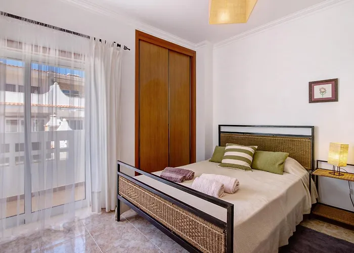 V2 A 400 M Da Da Falesia 度假居 *